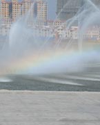 晉陽湖噴泉
　　晉陽湖公園是城市綜合型生態(tài)濱水公園，其景觀工程分為10大區(qū)域，有生態(tài)自然游覽區(qū)、僑鄉(xiāng)文化廣場(chǎng)區(qū)、古厝文化體驗(yàn)區(qū)、濕地生態(tài)科普區(qū)、城市文化廣場(chǎng)區(qū)、生態(tài)島休閑區(qū)、山林沙地游玩區(qū)和水上活動(dòng)區(qū)。 